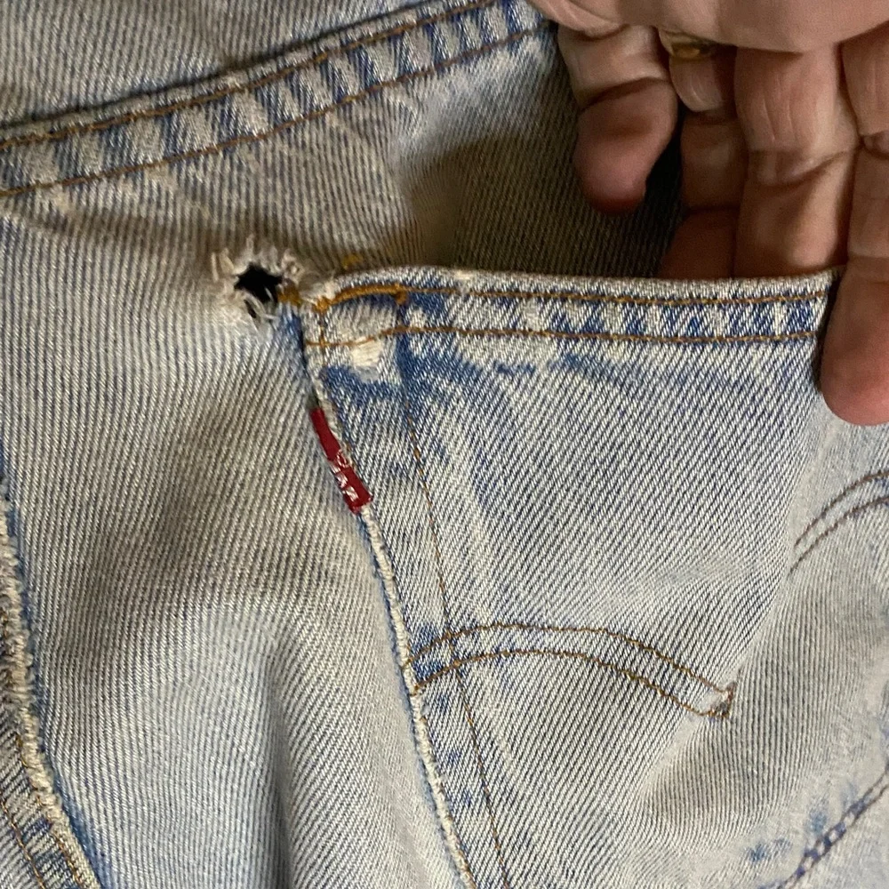 Vintage Y2K Levi’s 505 light wash Blue Jeans distressed size 32x30 (tag 33x30)